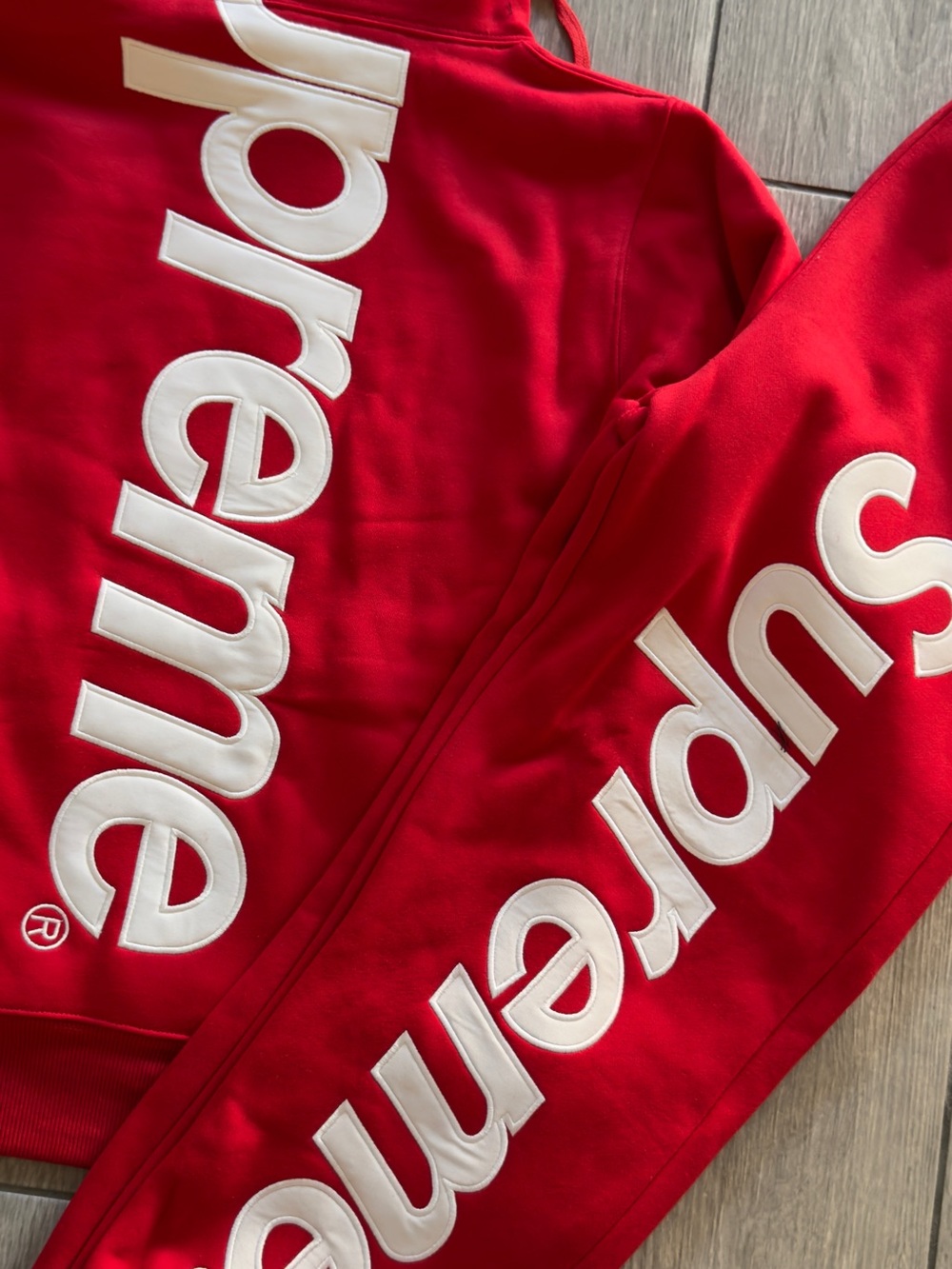 Appliqué Supreme Set Red
Colorway - Picture 2 of 2